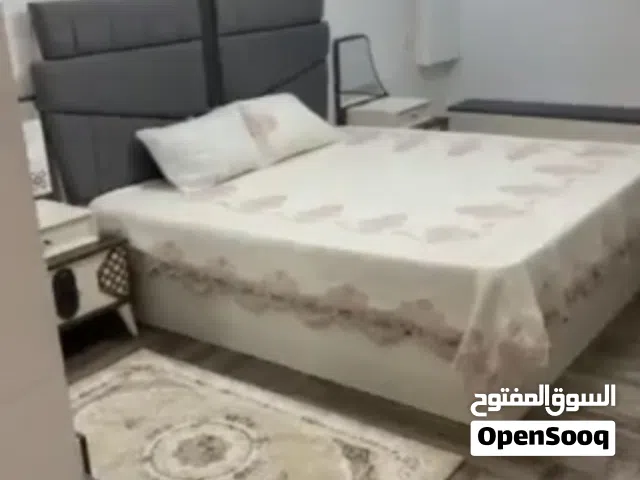 شقة جديدة بالأثاث طابق ارضي تشطيب حديث وأثاث جديد للإيجار في السراج بالقرب من جامع الصحابة بسعر 2500