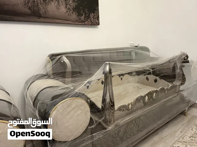 صالون جديد للبيع مع 3 طاولات دائريات، وطاولة كبيرة