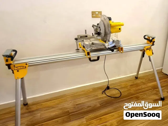 منشار زاوية من ماركة ستانلي يتميز بمحرك قوي بقدرة 1650 واط وسرعة دوران تصل إلى 4800 دورة في الدقيقة.