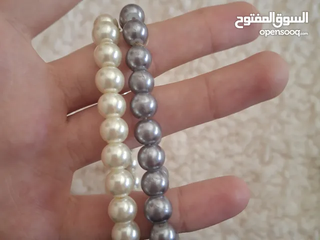اساور لؤلؤ (مش حقيقي ) جديدة خالية من الخدوش و لامعة بالون الابيض و السكني الغامق مناسبة للارتداء