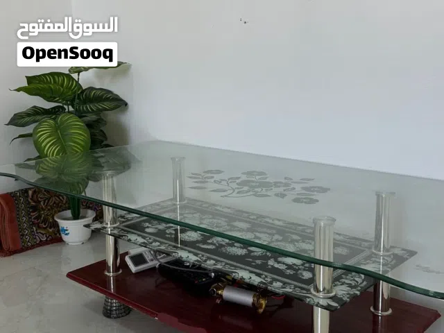 للبيع طاوله زجاجيه تصلح للصاله وكنبه لشخصين بحاله جيده
