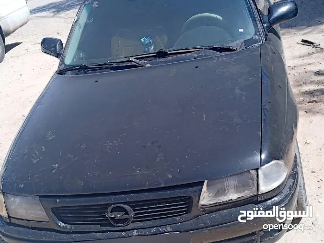 اوبل استرا موديل 95 مرخصة لشهر 3/19/2026 ماتور 16 قير عادي فتحه بسقف