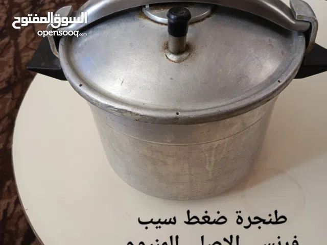 ادوات مطبخ ومتفرقات بحالة ممتازة جدا  الزرقاء