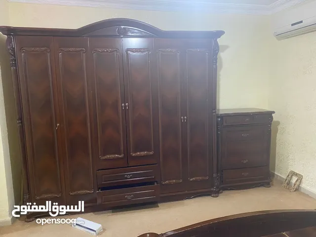 غرفة نوم ثقيلة للبيع بحالة ممتازة