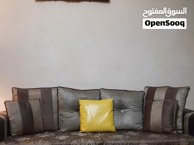 طقم كنب ثقيل للبيع مع طاولتين جانبية