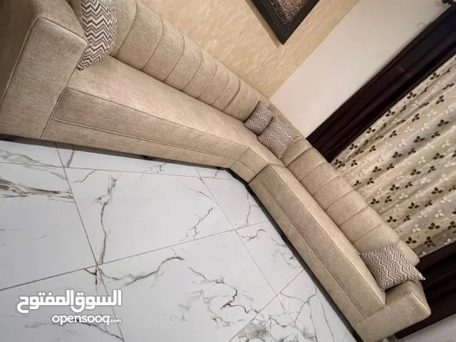 يوجد لدينا اطقم كنب جديد ومستعمل ثقيل ومرتب