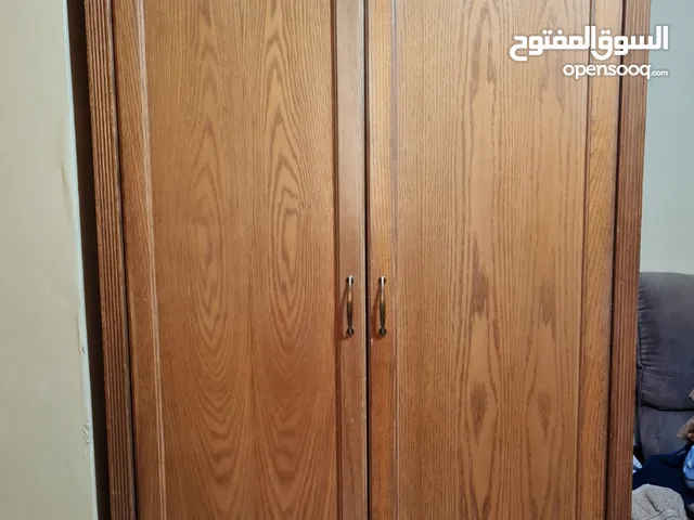 ثلاث قطع ، خزانة و طاولة تلفزيون و كمدينة ( طربيزة لغرفة النوم )
