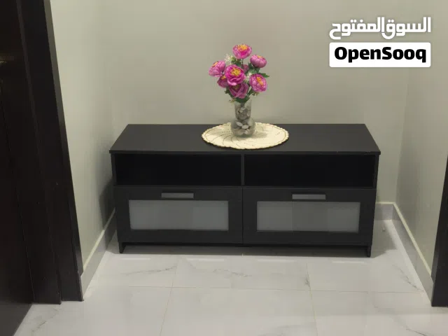 طاولة من ايكيا شبه جديد ممتازه جدا من الداخل والخارج نظيفه جدا