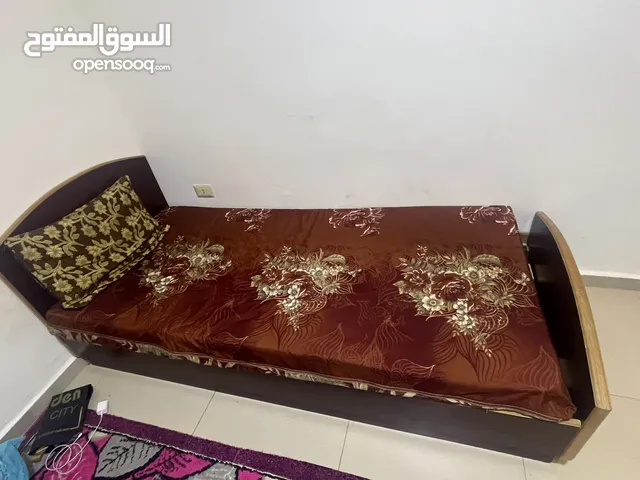سرير خشبي مكتبين خشب فرشة برادي عدد 3 كومدينة بلاستيك 4 رفوف كبار كرسي مكتب