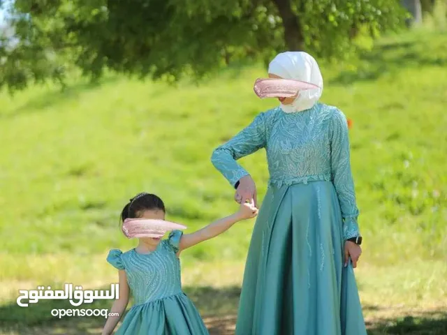 فستان الام والبنت للبيع او اجار....