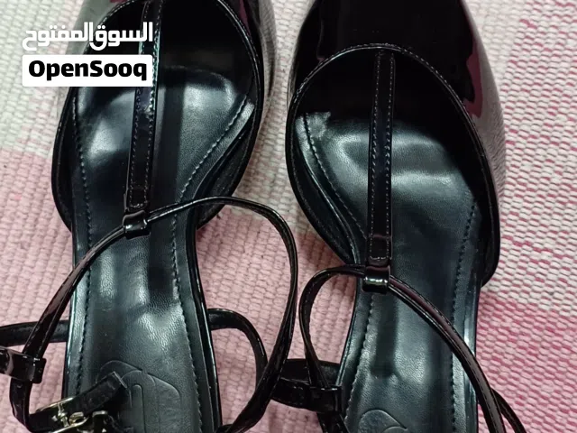 هيلز اسود جديد تماما مش ملبوس ابدا،،،،،،،،،،،  قياس 41