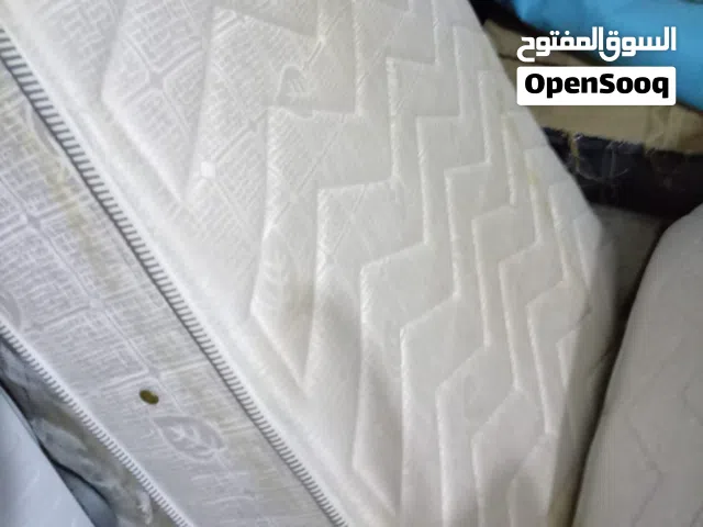 فرشة تخت مفرد ونص زمبرك بحالة ممتازة مقاس 1.40 في 1.90