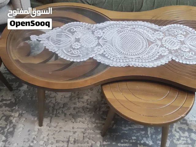 طاولة وسط بحالة جيده مع مرجيحه كبيره ومرجيحة اطفال