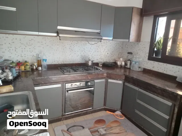 دولاب مطبخ شبه اجديد بالخام متاعه لو تبيه كامل مفيش مشكلة