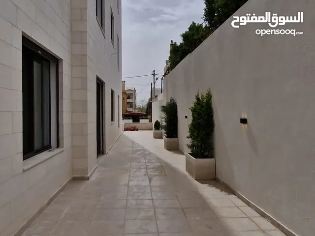 شقة طابق ارضي مميزة للبيع بمساحة 196 م بنظام شبه ڤيلا ،ثلاث مداخل مع ترسات واسعة وتشطيبات راقية .