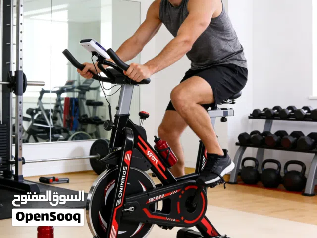 **دراجة تمرين ثابتة (Spin Bike / Studio Cycle)** بتصميم رياضي وعصري، وهي مثالية للتمارين المكثفة