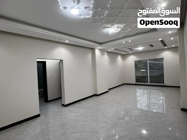 شقة للبيع جوار الجامعة اللبنانية ع الشارع الزفلت جنوبي غربي دافيه ومهويه طول اليوم مساحه واسعةوكبيره