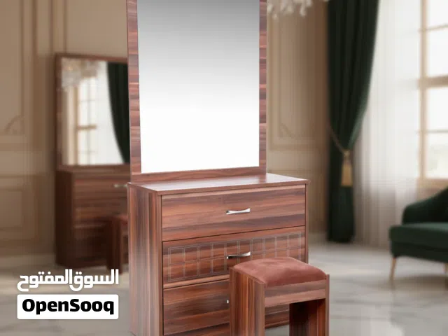 تسريحة غرف نوم خشبية أنيقة مع مرآة طولية ومقعد