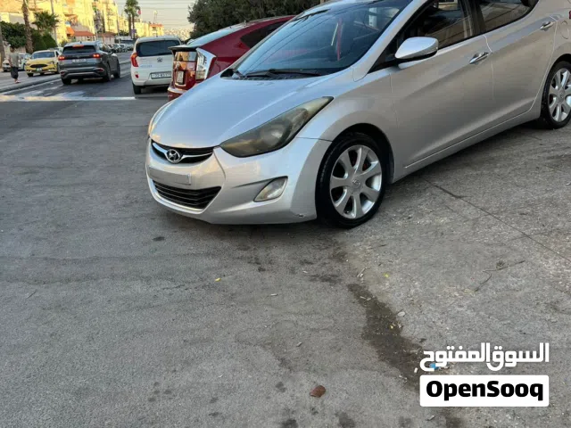 2012 هيونداي افانتي Standard