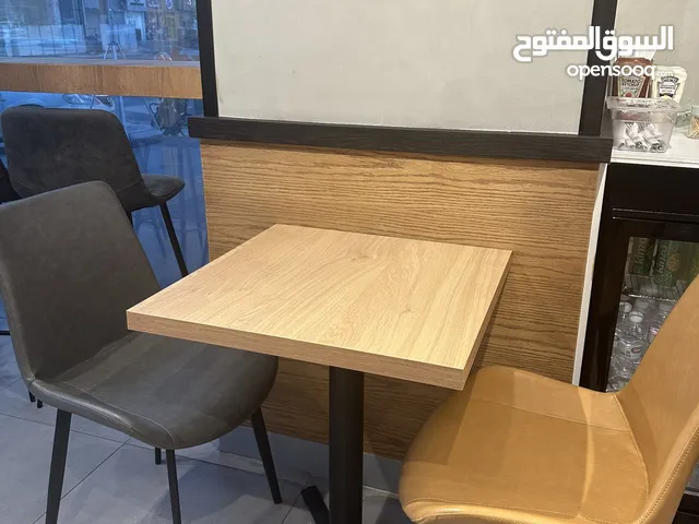 للبيع كراسي وطاولات شبه جديد من المبروك