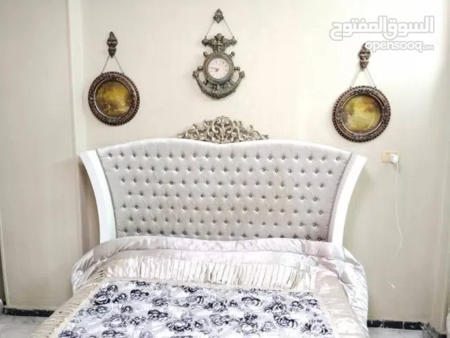 عفش خشب زان كسر زيرو استعمال 8 شهور فقط للبيع بحاله ممتازه جدا 3 غرف