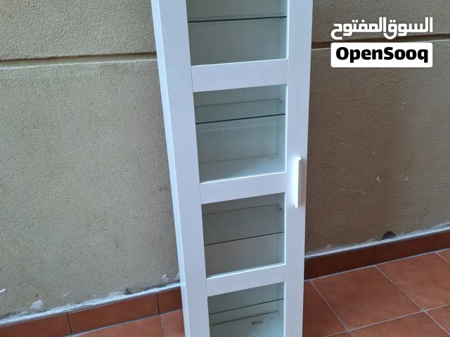 خزانات زجاج حلتها جديده نظيف جدا