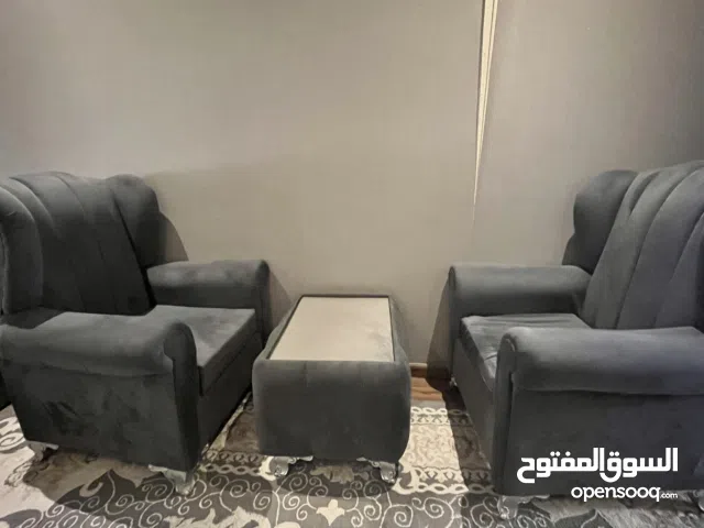 كرسيين ملكيين مع طاولة مخمل شبه جديد اللون رصاصي غامق قابل للتفاوض