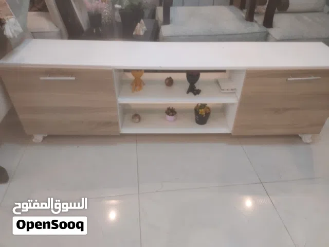 طاوله التلفزيون للبيع من جوه واسعه 10دينار ضاحيه الامير علي