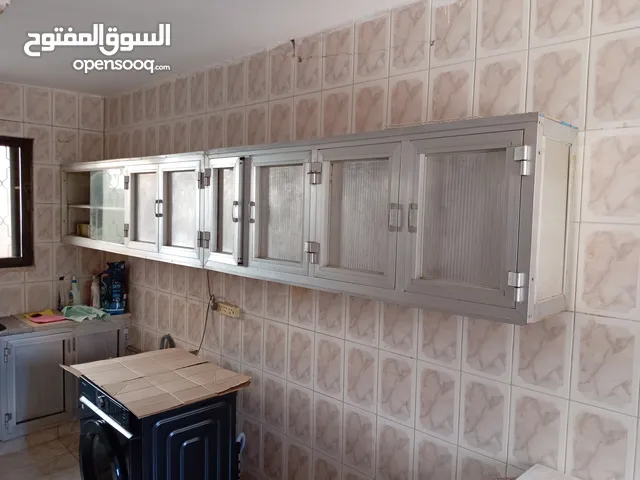 مطبخ المنيوم قديم و لكن بحالة جيده للبيع