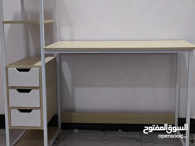 ميز دراسي .