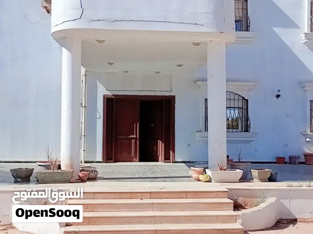 أرض مساحتها3245 متر مربع فيها فيلا كبيرة مسقوف750 متر موقع ممتاز يصلح استثمار سكني أو جامعة أو مستشف