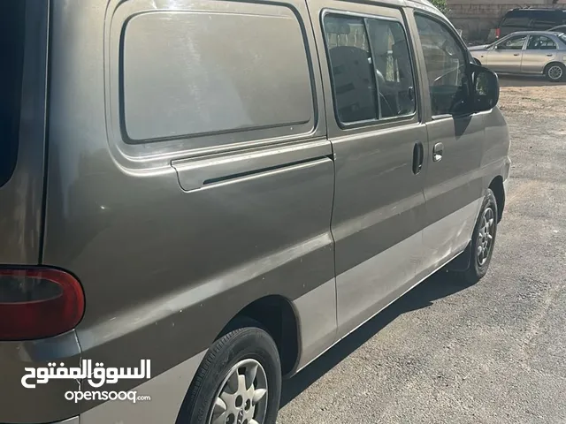 باص خدمة توصيل رحلات مطار