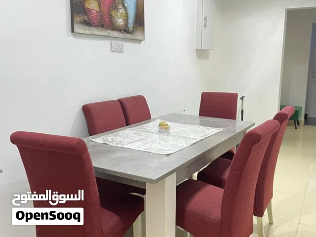 طاولة طعام مع 6 كراسي للبيع