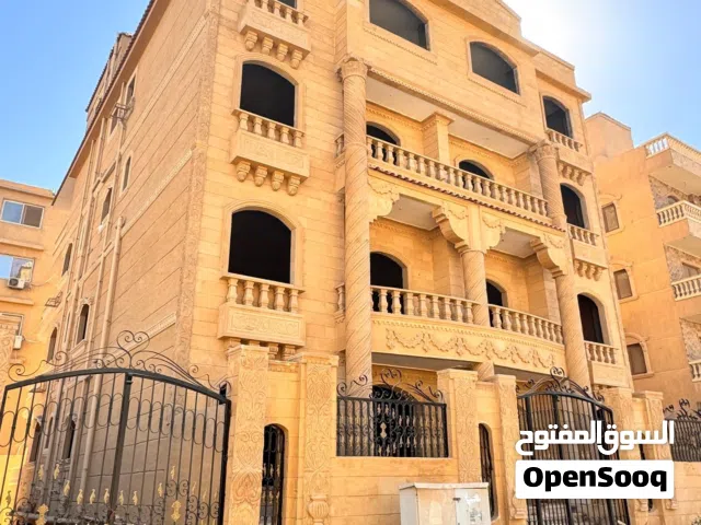مبني من 4 طوابق + بدروم + روف