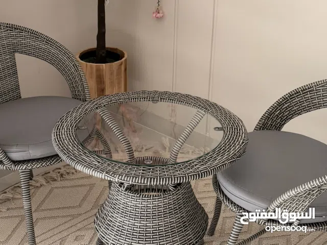 سجاد وكرسيين وطاوله وشجره استعمال نظيف جدا