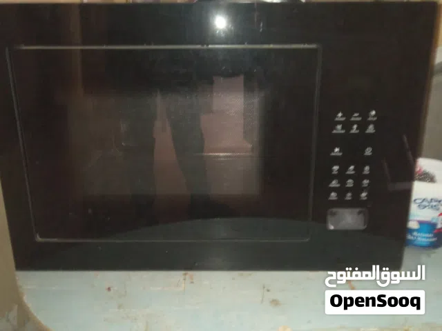 بناءً على الصورة، هذا الجهاز هو ميكروويف مدمج (Built-in) بباب زجاجي أسود بالكامل ولوحة تحكم رقمية