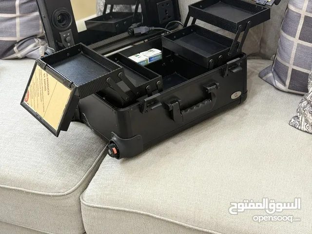 شنطة مكياج بإضاءة وعجلات – فخمة وسهلة التنقل