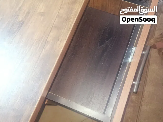 ترابيزة بالكرسى الخاص بها 3 مكاتب و3 كراسى