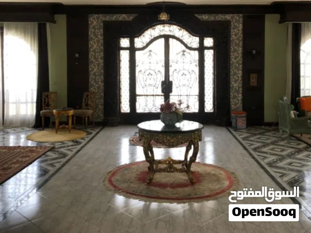 قصر لاصحاب الفخامة.   فرصة لعشاق التميز والخصوصية قصر بحديقة وحمام سباحة  فرصة ممتازة للهدوء والتميز