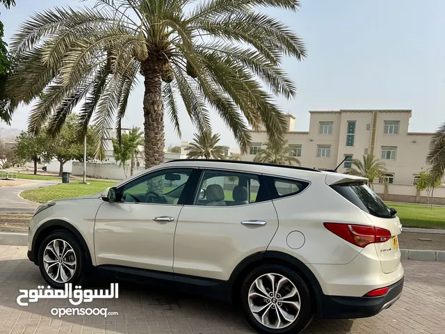 LOW MILEAGE SENTAFE 3.3 V6 4WD 2014 FAMILY CAR FOR URGENT SALE IN MUSCAT!!