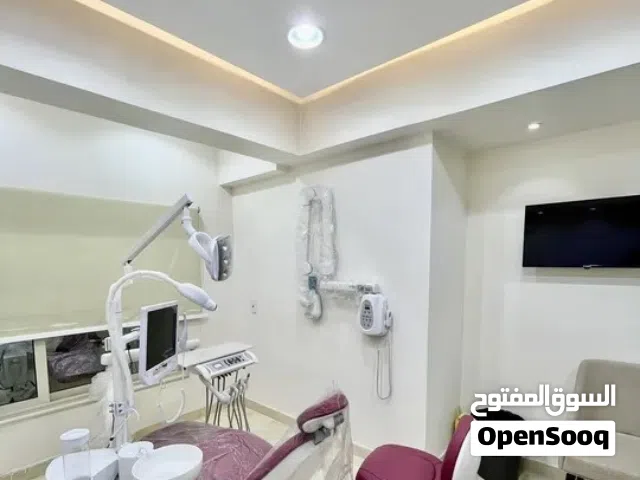 عيادة متشطبة بالكامل بالتكييفات واجهة علي المحور الشرقي مباشرة وسوق الدهب وبجوار محطة المونوريل