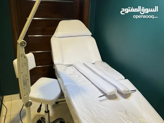 كرسي سرير عيادة صالون نسائي قابل للتعديل مع كرسي للعاملة قابل للتعديل وضوء مع عدسة تكبير