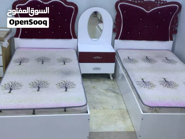 سريرين وميز وسط