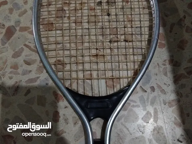 مضرب تنس ارضي اصلي استعمال بسيط بحالة جديدة