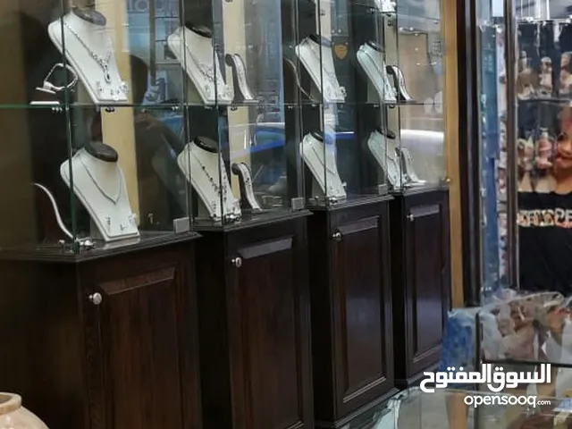 واجهات عرض فاخرة من خشب البلوط