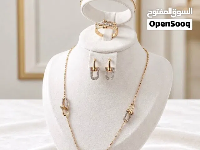 طقم تيفاني للأناقة عنوان مع طقم تيفاني ، طقم زركون لون ثابت تألقي بقطعة لاتغيب عنها الموضة ابدا