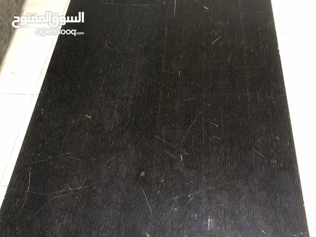 طاولة خشب ثقيل