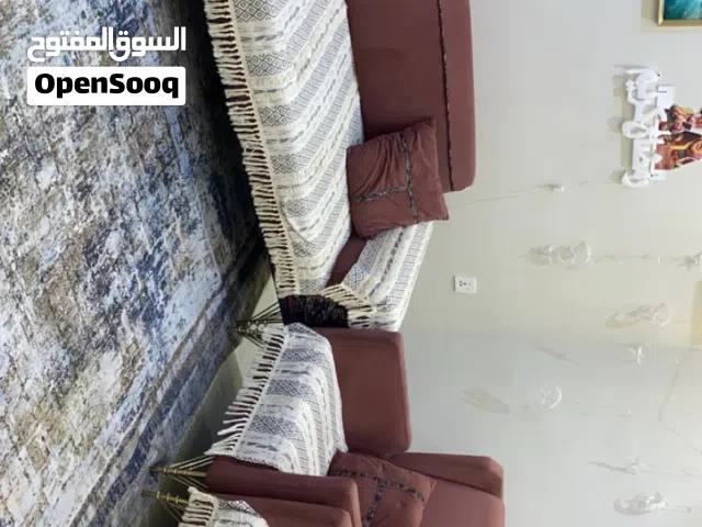 تخم قنفات وميز طعام