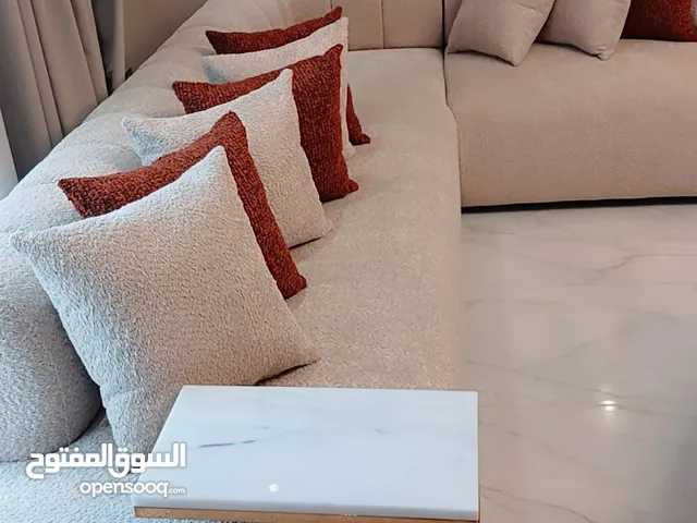 كنب مودرن شكل بيانو مع كرسين كنب أنيق وكلاص