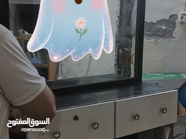 ميز مراية كبير عدد 2 ومعدات صالون حلاقة اخرى